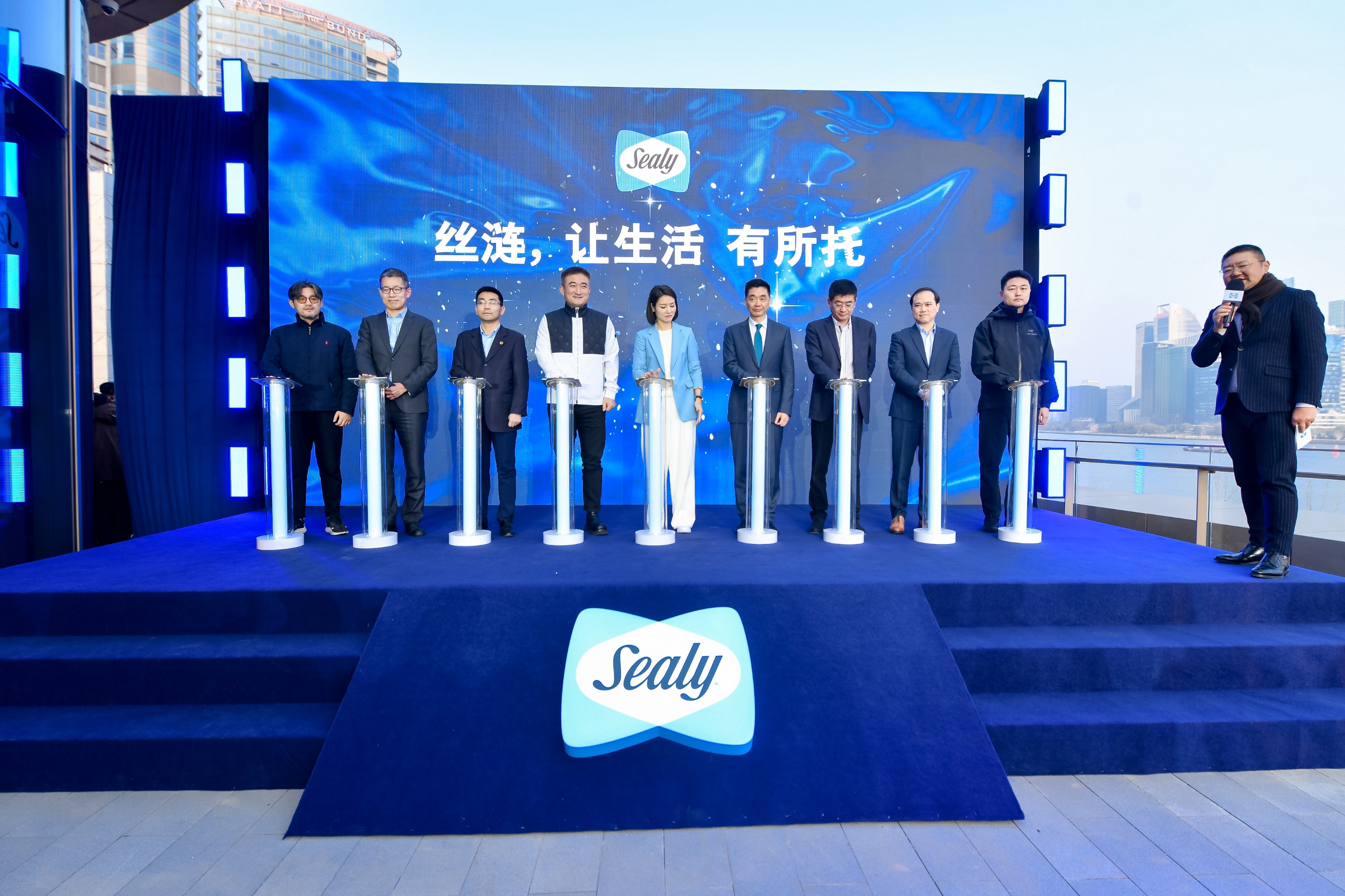 行业领袖及精英齐聚现场，由左至由：天猫家装大件家具负责人尹山，万豪中国采购部总监jeff wang, 月星家居新零售连锁集团执行总裁吴丁剑，红星美凯龙家居集团执行总裁兼大营运中心总经理朱家桂，丝涟品牌大使李娜，丝涟中国总经理费鸣杰，居然之家执行总裁王宁，上海海鸥丽晶酒店董事长王涛，京东家电家居生活事业部家具业务部总经理毛雨辰